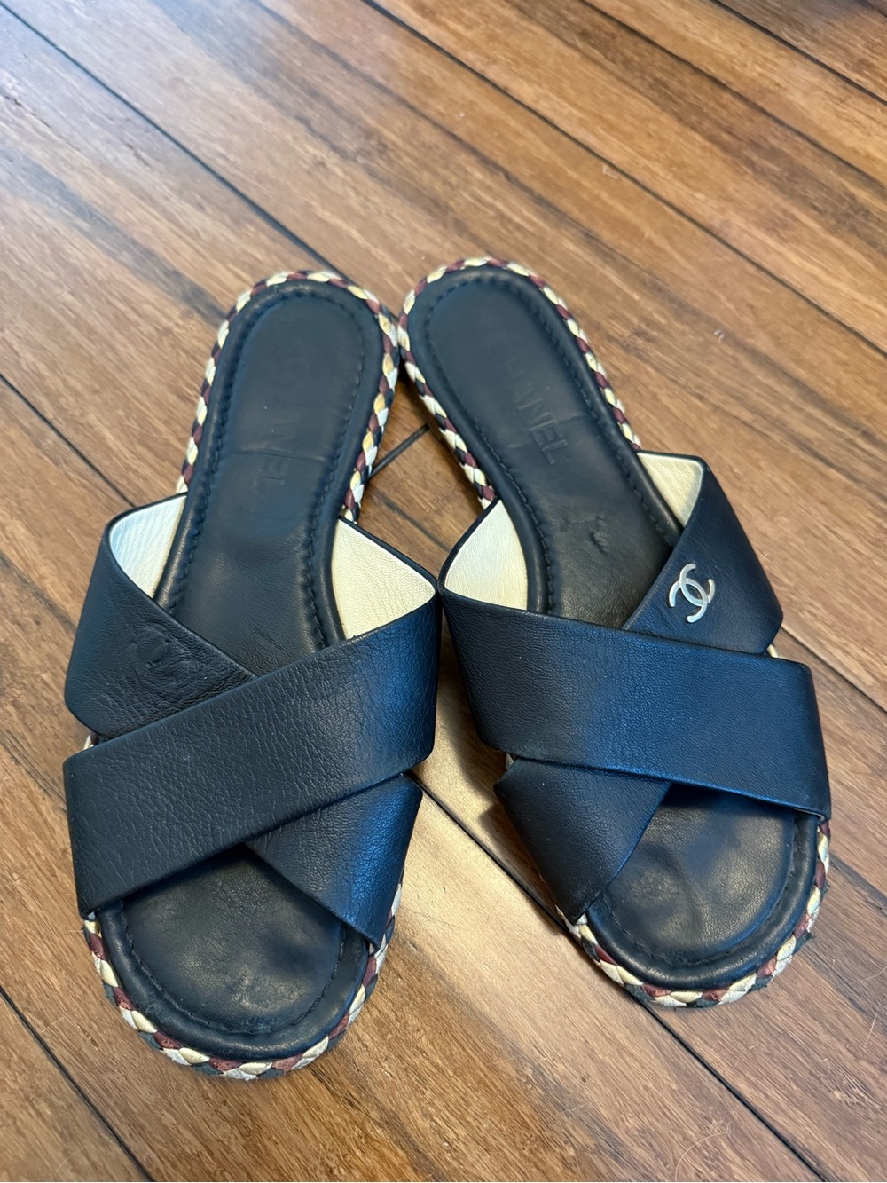 Chanel Black Leather Braided Trim Criss Cross CC Flat Slide
Sandals Size 41c - Picture 2 of 10